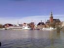 Rathaus und historischer Hafen in Leer